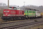 Am 4.2.2011 wartet Uwe Adam 12  Rex  mit DP52 und DP61 (Westflische Almetalbahn) auf die Holzverladung im Bahnhof Arnsberg.