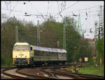 Die WLE Lok 21 mit Warstein Werbung kam am 1.5.2005 mit einem Partyzug der Fa. Müller durch Hasbergen. Hier verlässt der Zug gerade den Bahnhofbereich in Richtung Münster. Im Hintergrund ragt die Kirchturmspitze der evangelischen Kirche von Hasbergen über die Bäume.

Digitale Aufnahme!
