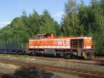 WLE (Westflische Landes-Eisenbahn) Lok 51 (eine MaK G 1206) mit leeren Guterzug muss am 15.07.2010 im Bereich vom Bahnhof Herdorf den Gegenverkehr aus Betzdorf abwarten.