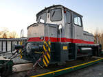 Die O&K-Diesellokomotive WLH27 soll wohl demnächst über Land auf die Reise gehen. (Hattingen, November 2021)