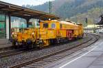 Plasser & Theurer Dynamic Stopfexpress 09-3X mit Plasser & Theurer Schotterplaniermaschine SSP 110 SW der H.F. Wiebe GmbH fhrt am 27.04.2013, bei leichten Regen, durch den Bahnhof Betzdorf/Sieg in Richtung Kln.