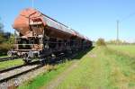 Auf dem Aussengelnde, dem ehemaligen bergabebahnhof des Edelstahlwerks in Krefeld stehen am Samstag den 9.10.2010 mehrer Schttgutwagen die mit Kalk beladen sind. Ihre Laufzettel besagen das sie in Flandersbach abgeholt wurden und hierher gebracht.