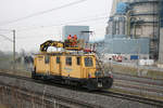 RWE Power 953 (MSW 10) wurde von Plasser & Theurer gebaut.
Aufgenommen am Fuße der neuen Neurather Kraftwerksblöcke am 13. März 2012.