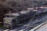 Eine bullige E-Lok von RheinBraun, befrdert in achtachsigen Waggons die Braunkohle zum Kraftwerk Frimmersdorf.
(Zwischen Kln und Mnchengladbach)
Aufn. 1987