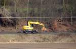 Mit gemächlichen 25km/h fuhr ein 2 Wege Bagger von Liebherr über die RWE Power Bahn bei Allrath.