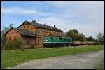 Mit dem Sandzug 66236 fhrt V300 005 der Wismut-Werkbahn am ehemaligen Empfangsgebude des Bahnhofs Lumpzig/Grobraunshain vorbei (25.9.2012)