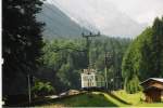 Ein kleiner Zug der Zugspitzbahn hat so eben Grainau verlassen und fhrt Richtung Eibsee