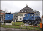 Am Zugang zum Verkehrszentrum des Deutschen Museum in München stehen diese beiden ehemaligen Lokomotiven der Zugspitzbahn. Links ist die Rückfront der Kastenlok Nr. 11 und rechts ist die mit Mittelführerstand ausgerüstete Lok 3 zu sehen. Die Aufnahme machte ich am 27.3.2019 als leider im Umfeld der Denkmallokomotiven diverse Baumaßnahmen waren.