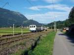 Ein dreiteiliger Pendelzug hat kurz die Haltestelle Hausbergbahn verlassen und fhrt nach Grainau.
