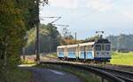 Die Züge der Bayerischen Zugspitzbahn waren am 12.10.2022 sehr gut besetzt.
Das tolle Herbstwetter lockte viele Touristen in die Zugspitzregion.
Das Foto zeigt den Tw 213 beim Rießersee in Garmisch-Partenkichen.
Einige Kilometer parallel zur Zugspitzbahn verläuft die Außerfernbahn Garmisch-Partenkirchen - Reutte in Tirol