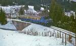 Mit einem kurzen Zug ist die Tallok 1 der Zugspitzbahn im Dezember 1978 kurz hinter der Haltestelle Kreuzeckbahn nach Garmisch-Partenkirchen unterwegs