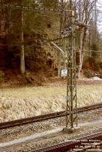 Schaltmast der Zugspitzbahn nahe dem Ende der Zahnstangenstrecke in Grainau-Badersee, wo auch das Betriebswerk dieser Bahn zu finden ist. 15. April 2005