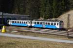 Der von der Berner Oberlandbahn (BOB) bernommene TW 309 mit Beiwagen 211 und Steuerwagen 213 (im Schuppen) am 21.02.11 vor dem BW Grainau. Diese Kombination befhrt zu Spitzenlastzeiten im Adhsionsbetrieb die Strecke von Garmisch-Partenkirchen nach Grainau. Im Zahnradbetrieb darf der TW nur bis zur Station Eibsee fahren, sodass man die Fahrgste schon in Gainau umsteigen lsst.
