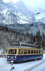 Zur Abkühlung an diesen heißen Tagen ein Bild aus dem Januar 1980: Ein Triebwagen der Bayerischen Zugspitzbahn verläßt den Bahnhof Eibsee in Richtung Schneefernerhaus.