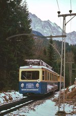 Ein Triebwagen der zwischen 1954 und 1958 in Dienst gestellten Serie 1-4 fährt im Dezember 1978 vom Eibsee nach Grainau hinunter