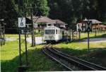 Aus dem Bahnhof Grainau fhrt dieser Zug der Zugspitzbahn am 13.7.2005 aus gegen 11:30 aus.