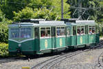 Ein Triebwagen der Drachenfelsbahn fährt in die Mittelstation Schloss Drachenburg ein (August 2012)