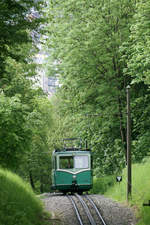 Triebwagen der  Bergbahnen im Siebengebirge AG  // Königswinter, unweit der Station  Schloss Drachenburg  der Drachenfelsbahn.