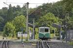 Rückblick aus dem talwärts fahrenden ET 4 der Drachenfelsbahn auf ET 6, der die Mittelstation Schloss Drachenburg in Richtung Drachenfels verlässt (22.07.2021)