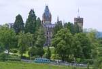 Einfahrt eines talfahrenden Zuges in die Mittelstation Schloß Drachenburg mit dem namengebenden Bau im Hintergrund (22.07.2021).