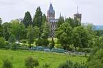 Vor der Kulisse von Schloß Drachenburg treffen sich die Drachenfelsbahn-Triebwagen 4 und 6 am 22.07.2021 in der Mittelstation.