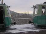 Zwei Zahnradtriebwagen der Drachenfelsbahn,die sich bei der Bergstation getroffen haben.