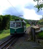 Elektrotriebwagen der Drachenfelsbahn auf Talfahrt kurz vor der Station Schloss Drachenburg (Knigswinter) am 19.08.2010.