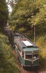 Zwei Triebwagen der Drachenfelsbahn sind Ende der 1970er Jahre unterwegs nach Königswinter