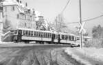 SSB Stuttgart Zahnradbahn__Nicht 1948, wie zumindest am Pkw erkennbar, sondern 1975 (nach zwei Tagen kräftiger Schneefälle) am 'Haigst'. Bw 118 mit dem einzig gerade fahrfähigen Tw 104. Ein Zahnradbahner  sichert  das talseitige Trittbrett. Tw 101 in der Hw zur Modernisierung, 103,104,105 reihum immer wieder in der Werkstatt wegen diverser Schäden ...__19-03-1975