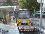 Zahnradbahn Stuttgart Wagen 1002 mit Fahrradvorstellwagen 1981 nach seiner Ankunft an der Endhaltestelle Marienplatz.