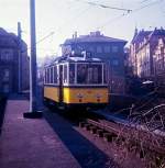 1982 fuhren auf der Zacke, wie die Linie 10 genannt wurde, noch die alten Triebwagen. Hier Wagen 101 kurz hinter der Ausfahrt am Marienplatz. Hinweis: eingescanntes Dia