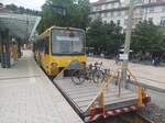  Triebwagen 1002 mit fahhradbeistellwagen am 19.8.21 an der Station Marienplatz  als Linie 10 nach Degerloch 