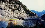 Kurz vor der Bergstation hat ein Zug der Wendelsteinbahn im Sommer 1976 die Lawinengalerie passiert und fährt auf die Hohe Mauer