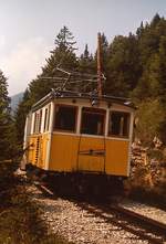 In der Nähe der Ausweiche Aipl fährt ein Zug der Wendelsteinbahn im September 1976 talwärts. Diese aus dem Jahre 1912 stammenden Fahrzeuge standen bis zur Beschaffung der Beh 4/8 im Jahre 1990 im Einsatz.
