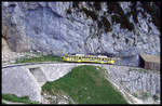 Blick auf einen Zug der bayerischen Wendelsteinbahn am 26.6.2002. Die Bahnstrecke ist als Zahnradbahn gebaut und führt von Brannenburg aus hinauf auf den Wendelstein.