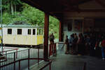 Talbahnhof Brannenburg-Waching, Zahnradlok Nr.3 und Fahrgäste der Wendelsteinbahn, welche schnell den Zug erreichen wollen. Sommer 1984 
