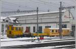 Tm 2/2 84 vor dem Depot Landquart. Der ehemalige Postwagen ...