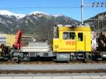 dienst--und-rangierloks RhB - Baudienstfahrzeug  Xmf 2/2  9921 in G�terzug unterwegs in Thusis am 07.04.2010