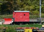 Dienstfahrzeuge MGB - Mit viel Tele der Schneepflug X 2906 im Werkst�tteareal von Brig. Die Bilder vom Depot-Werkst�ttenareal wuren alle von Auserhalb des Gel�nd gemacht Durch einen Zaun von einer �ffentlicher Strasse die zum MGB Areal f�hrt am 25.09.2009