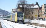 Dispolok ER 20 Nachdem der aus M�nchen kommende ALX in Immenstadt geteilt wurde, verl�sst der angemietete ER 20-002 nun mit seinem Zug nach Oberstdorf am Haken den Bahnhof in Richtung seines Zielortes.