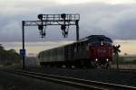 Diverse Zug 8203 morgens von Melbourne Southern Cross (Abfahrt 06.55 Uhr) auf dem Weg nach South Gellong (Ankunft 08.08 Uhr)am Einfahren in den Bahnhof Little River (Ankunft 07.35 Uhr) mit ca 10min Versp�tung. Die Lok ist eine der einzigen Dieseloks, welche von dieser Serie noch f�r die V/Line fahren. Beim G�terverkehr sichtet man diese Loks noch �fters.