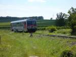 diverse-kleinbahnhofe Am 27.6.2010 ist der R7715 zwischen den Weinbergen von Deutschkreutz und Unterpetersdorf unterwegs.