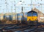 Mit Vollgas zieht diese Class66 der DLC einen Containerzug aus ...