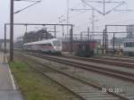 Bei trbem Wetter verlsst ein dnischer ICE-Triebwagen den dnischen Grenzbahnhof Padborg und setzt seine Fahrt von Hamburg Richtung Aarhus fort.