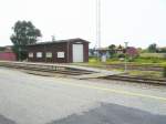 Einzelner Lokschuppen auf dem Bahnhofsgelnde. In dem Schuppen befindet sich das Bahndienstfahrzeug der Vestbanen