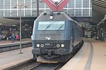 Zwischenhalt am 28.05.2015 von DSB ME 1533 mit einem Doppelstockzug in Koepenhavn H.