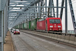 Auf der Lillabaelsbroen über den kleinen Belt donnert die 185 336-2 Green Cargo Lok mit dem Tuborg Bierexpress rascher über die Brücke,als es denn Autos zulässig ist ;-O  Bild vom