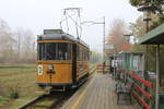 Das dänische Straßenbahnmuseum Sporvejsmuseet Skjoldenæsholm: Der Triebwagen 3 der Århus Sporveje hält in der Endstation am Eingang des Museums.