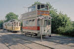 Sporvejsmuseet Skjoldenæsholm / das Dänische Straßenbahnmuseum: Bereit für Bedienung der Museumsgäste standen am 13. Juli 1994 an der Abfahrtshaltestelle neben der Wagenhalle der Tw 50 der Frederiksberg Sporveje und der Tw 327 der Københavns Sporveje. - Scan eines Farbnegativs. Film: Scotch 200. Kamera: Minolta XG-1.