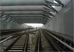 Beste Sicht auf die Strecke bei der fahrerlosen Metro in Kopenhagen. Hier die Tunnelrampe bei der nach der Station Island Brygge vom Tunnel aus gesehen. Im Hintergrund ein Gegenzug. 

23.06.2006 (J)